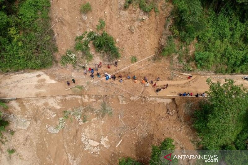 LONGSOR DI DESA OLELE GORONTALO