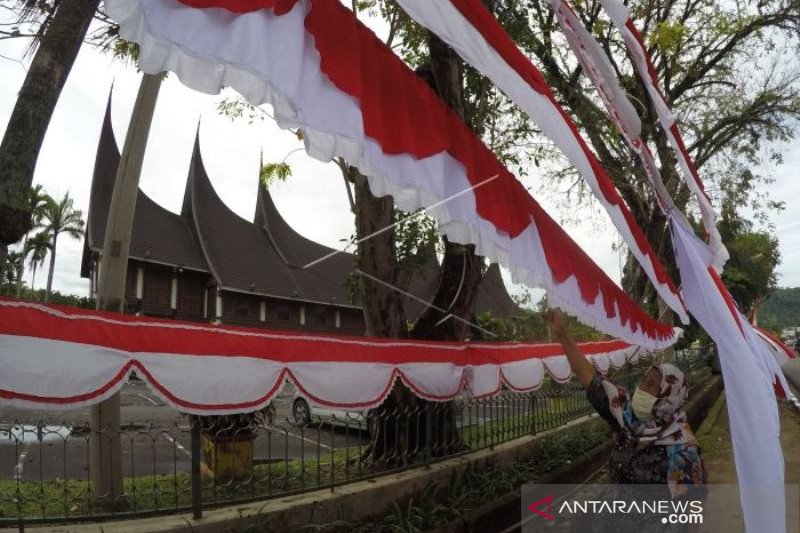 PENJUALAN BENDERA MERAH PUTIH DI PADANG  LESU