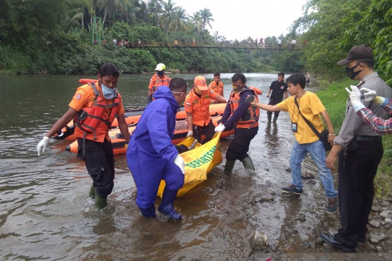 Mayat tak berbaju ditemukan terapung di sungai, gegerkan warga Bisati Pariaman