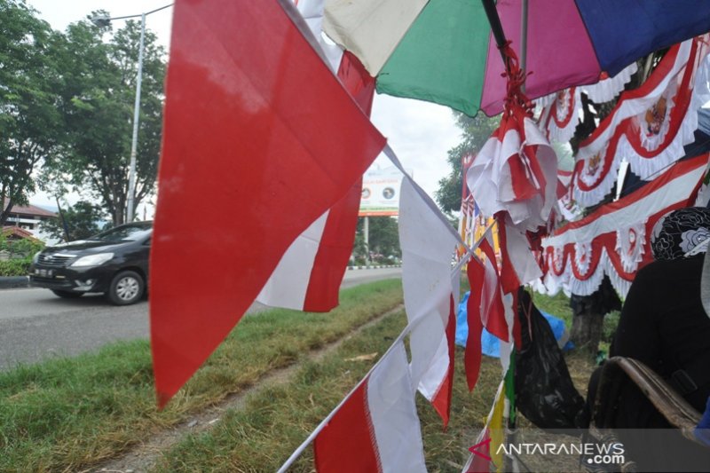 Lapak pedagang bendera musiman di pinggir jalan di Kota  Palu
