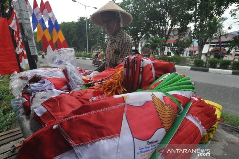 Pedagang bendera musiman memajang barang dagangannya di Jl. Moh Yamin Palu