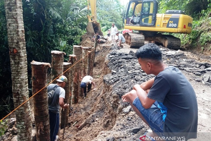 DPUTR Sumbar targetkan Kelok 44 bisa dilalui kendaraan Rabu sore (Video)