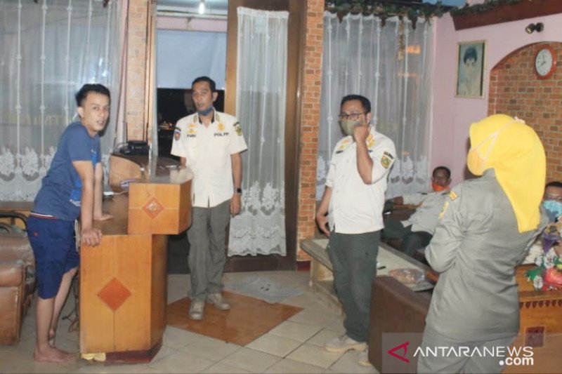 Belasan usaha panti pijat di kawasan Sentul Bogor ditertibkan