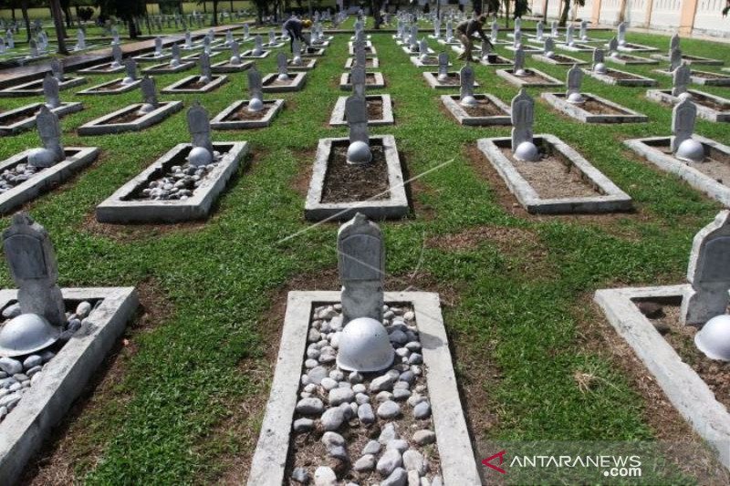 PERAWATAN MAKAM PAHLAWAN JELANG HUT RI