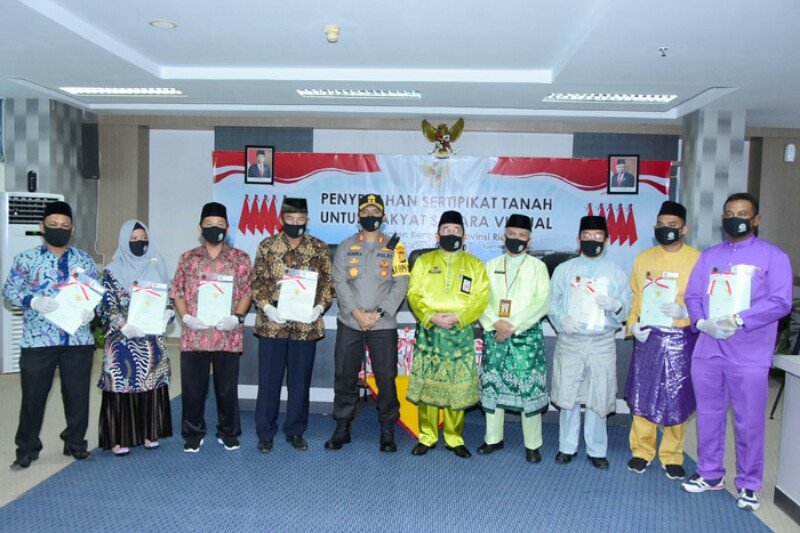 Serahkan sertipikat tanah, ini pesan Bupati Bengkalis