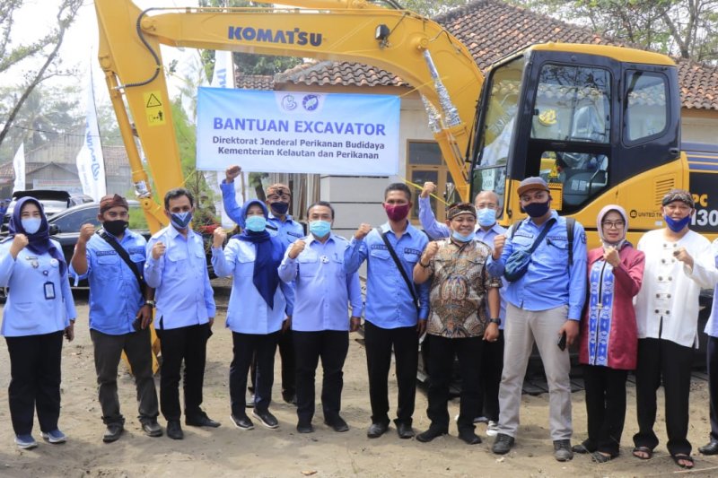 KKP sediakan alat eskavator kembangkan tambak di Tasikmalaya