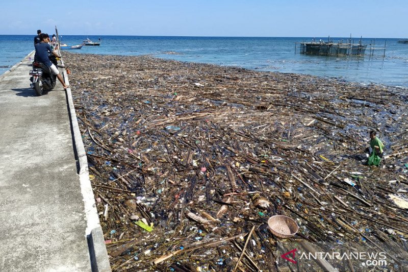 Sampah hanyut tiba-tiba menutupi dermaga Pulau Serasan