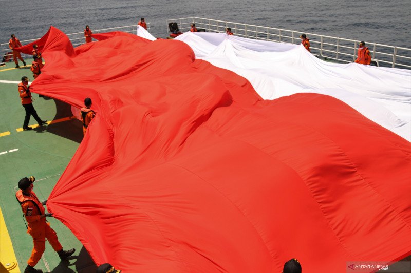 PEMBENTANGAN BENDERA MERAH PUTIH DI KN SAR PACITAN