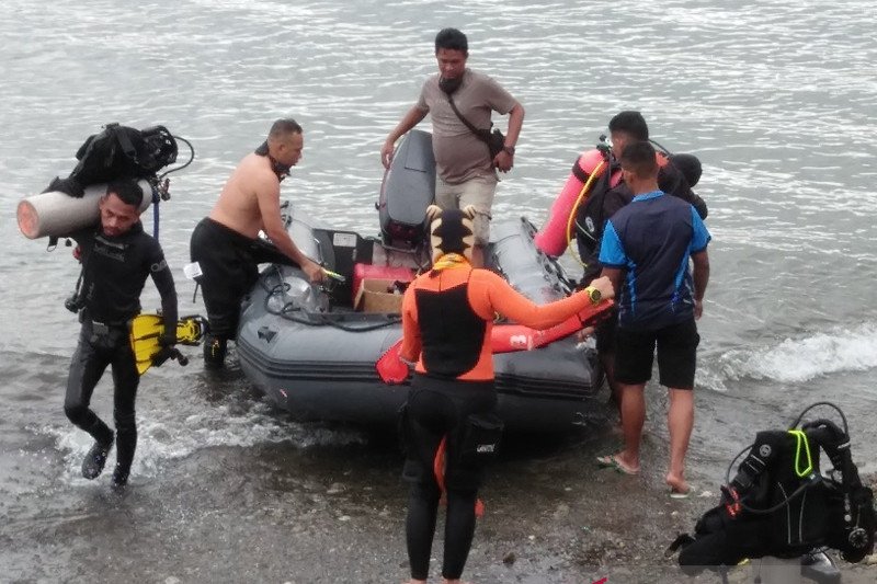 Puluhan penyelam cari warga AS hilang di perairan Ambon