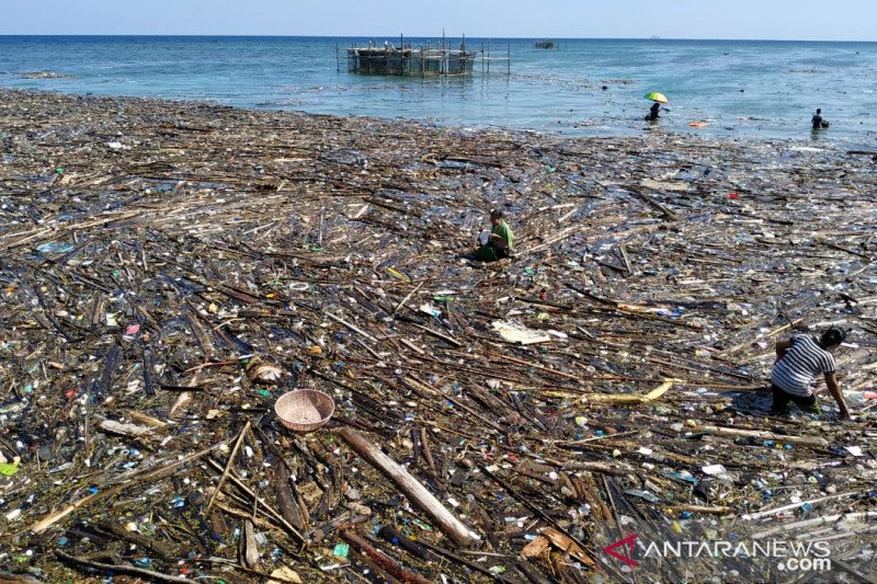 Sampah dari tengah laut menumpuk di pelabuhan Penage, Serasan