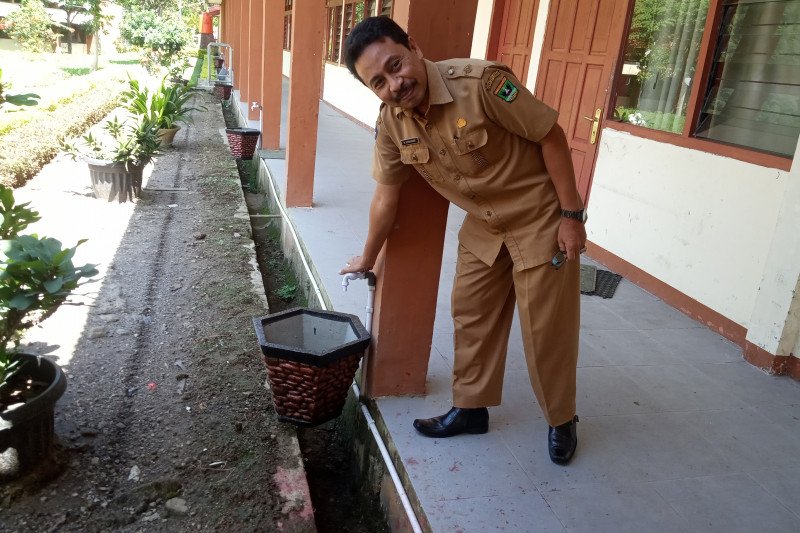 Kreatif, SMAN Agam Cendekia modifikasi pot bunga jadi tempat cuci tangan cegah COVID-19