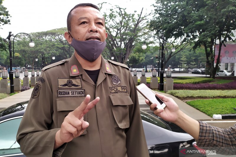 Satpol PP Kota Bandung tegur ratusan warga tak bermasker