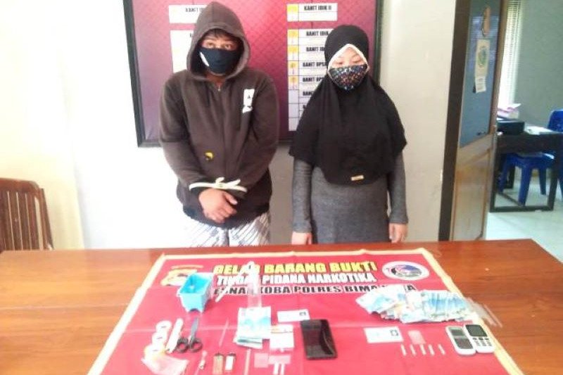 Tak bisa berkutik, ternyata pasangan pria dan wanita simpan sabu di kosan
