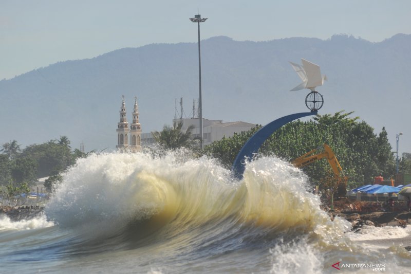 Gelombang Tinggi di Padang Panjang