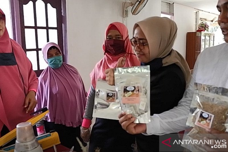 Teh ilalang jadi bahan minuman herbal yang diproduksi warga Bintan