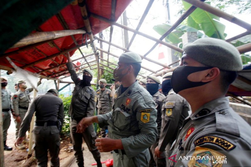 Satpol PP tertibkan bangunan liar di sepanjang trotoar Jalan Alternatif Sentul