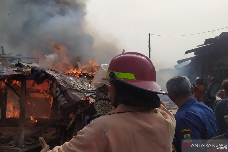 Ratusan kios di Pasar Ciranjang Cianjur terbakar