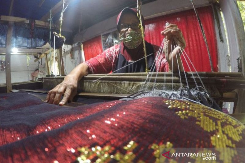 INDUSTRI TENUN SILUNGKANG KEMBALI BERPRODUKSI