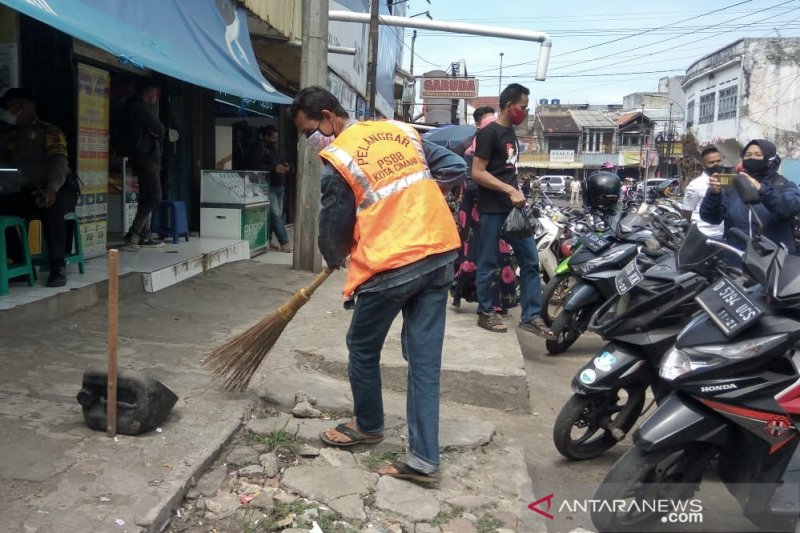 Cimahi beri sanksi bersihkan alun-alun bagi warga tidak bermasker