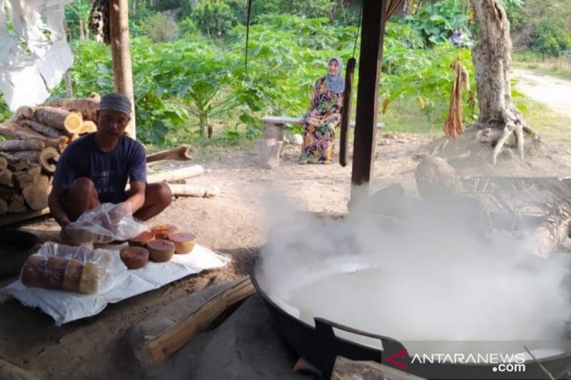 Pengrajin gula semut di Cianjur kesulitan bahan baku saat kemarau