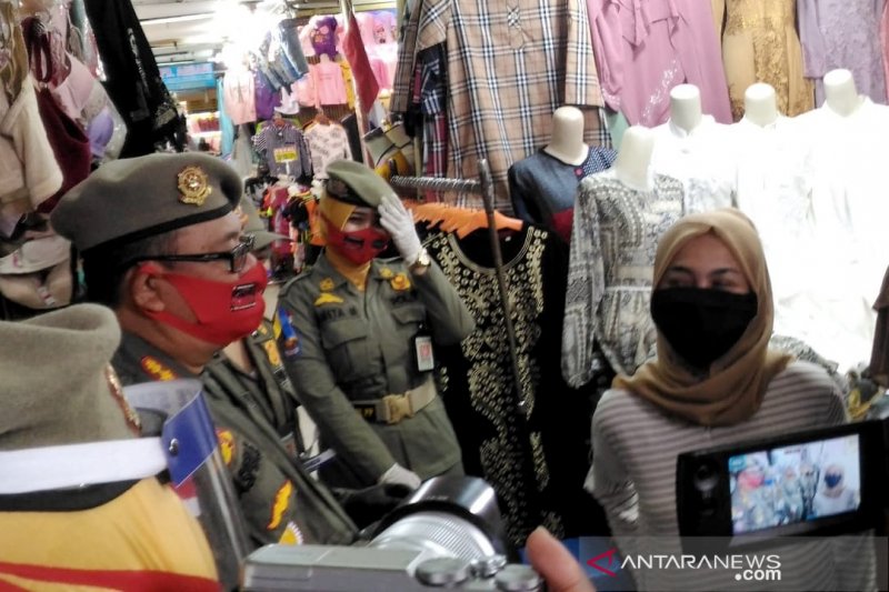 Satpol PP Kota Bandung sanksi warga tak bermasker nyanyikan Hari Merdeka