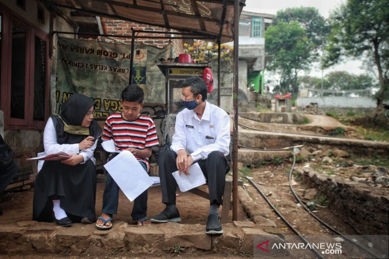 Guru di Kota Bandung kunjungi siswa yang terkendala belajar daring