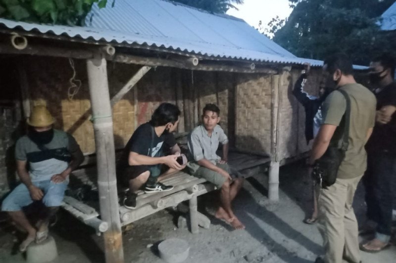 Terlalu nyenyak tidur di berugak, dua telepon genggam pun diembat sobatnya sendiri