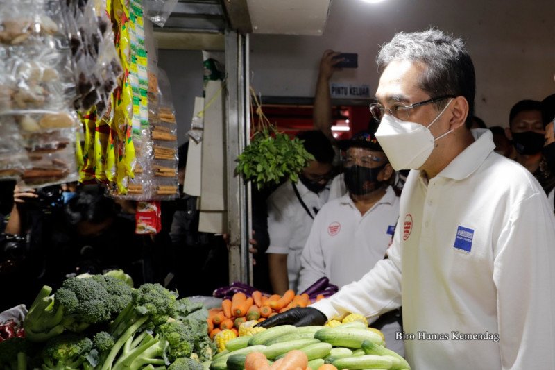 Mendag serahkan bantuan 5.000 masker di Pasar Atas Baru Kota Cimahi