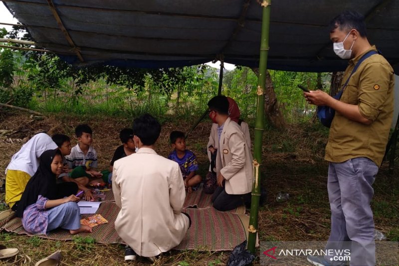 Mahasiswa Uniga fasilitasi internet gratis bagi siswa di Sukamulya Tasikmalaya