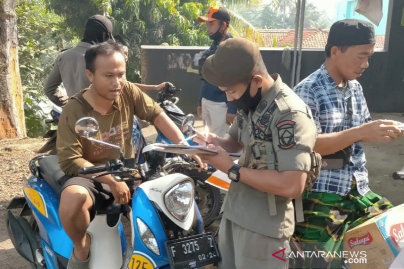 Tim gabungan berikan sanksi seratusan orang tidak gunakan masker