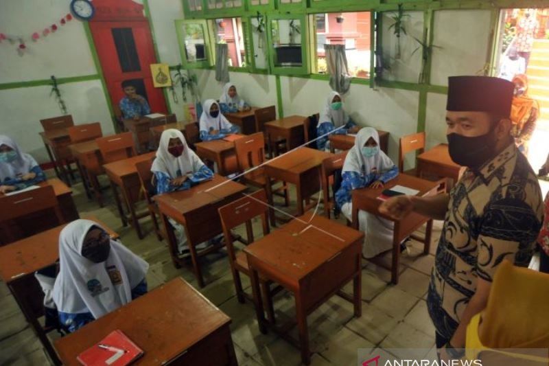 SEKOLAH TATAP MUKA PERTAMA DI PADANGPANJANG