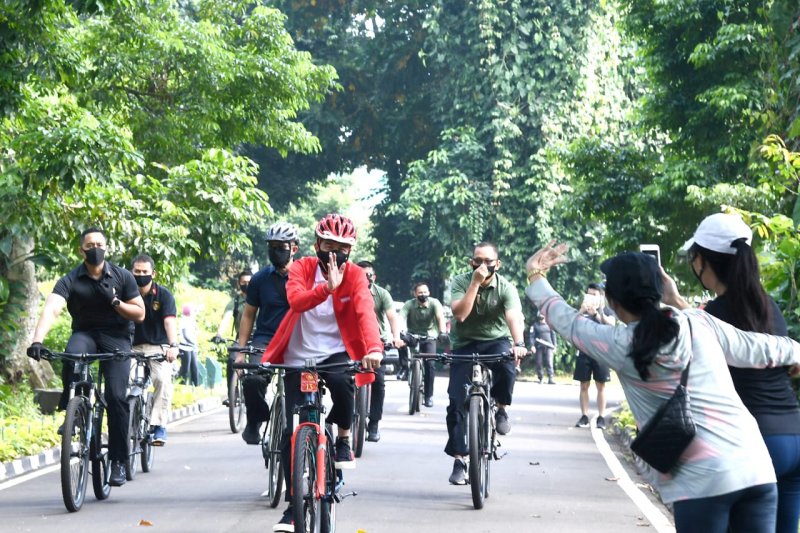 Presiden Jokowi bersepeda sambil bagi-bagi masker di Kebun Raya Bogor