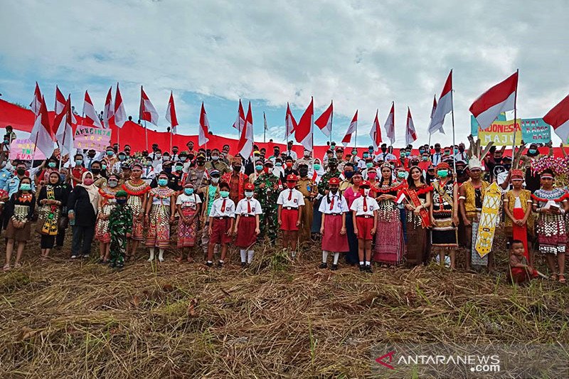 Bendera Merah Putih Raksasa Dikibarkan Di Batas Indonesia Malaysia Antara News