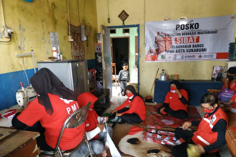 PMI Sukabumi sambut HUT RI dengan bagikan masker merah putih