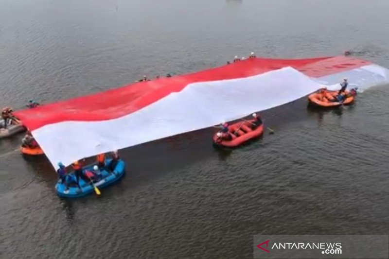 Pecinta alam bentangkan bendera berukuran besar di Situ Gede Tasikmalaya