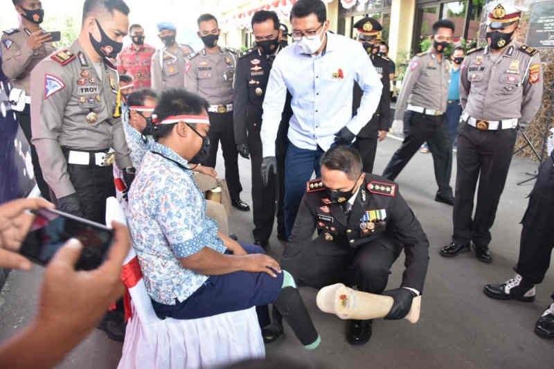 Polresta Cirebon beri kaki palsu bagi 10 penyandang disabilitas