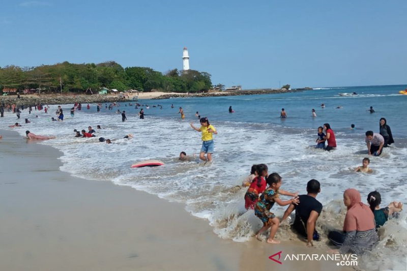 Masyarakat berwisata ke pantai di Garut mengisi liburan