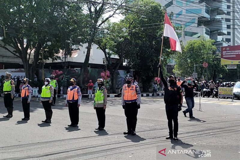 Pengendara di jalan raya Bandung berhenti sejenak dengarkan lagu Indonesia Raya
