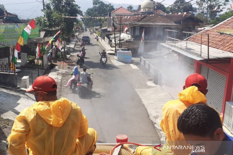 Petugas disinfeksi sejumlah lokasi temuan kasus COVID-19 di Garut