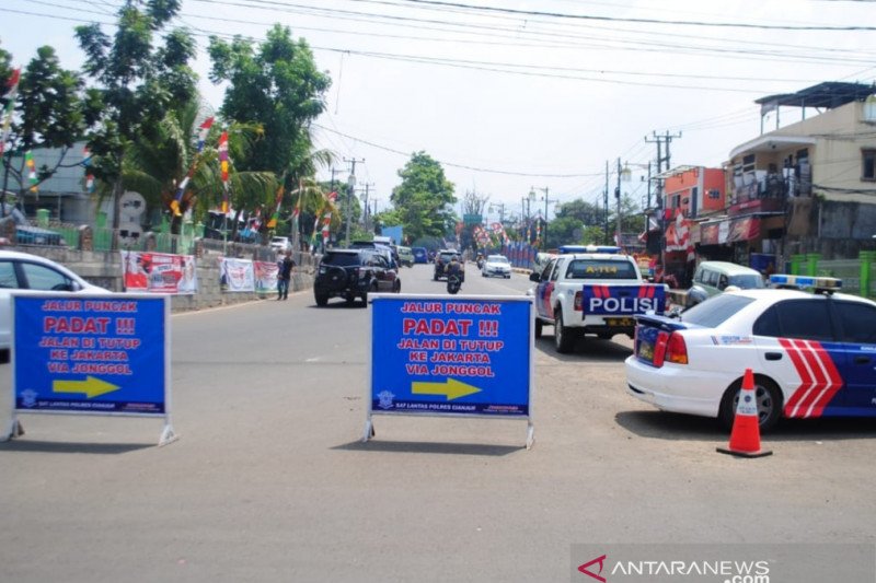 Polres Cianjur lakukan sistem buka tutup lalu lintas menuju Puncak