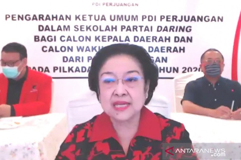 Megawati harapkan calon kepala daerah PDIP mencontoh Risma dan Azwar Anas