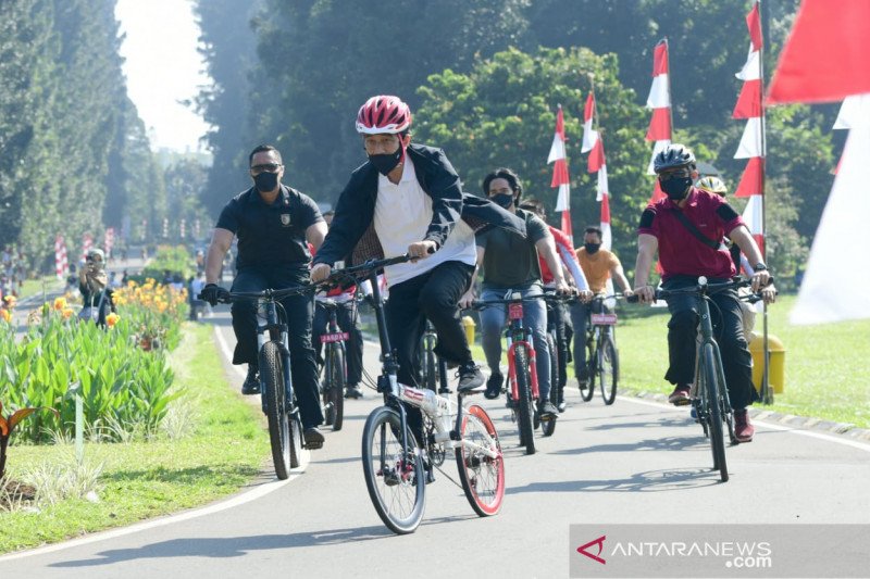 Presiden Jokowi ditemani Kaesang bersepeda di Kebun Raya Bogor bagikan masker