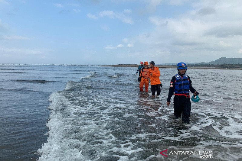 Seorang santri masih hilang akibat terseret ombak di laut Tasikmalaya