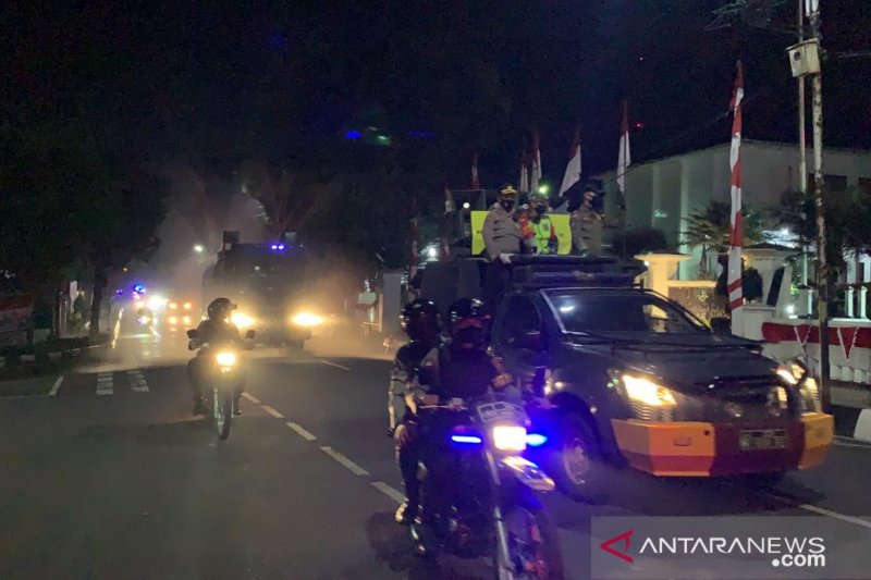 Polisi semprotkan disinfektan massal di jalanan Sukabumi cegah COVID-19
