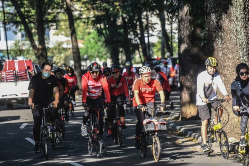Ahmad Sahroni kampanyekan bersepeda aman saat pandemi di Bandung