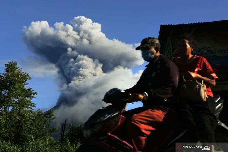 Gunung Sinabung kembali luncurkan awan panas