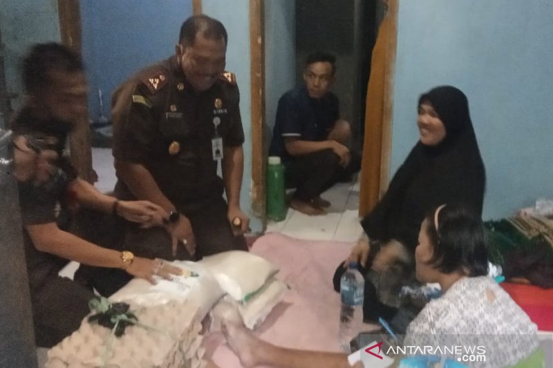 Warga gotong royong bantu pengobatan pengamen lumpuh di Garut