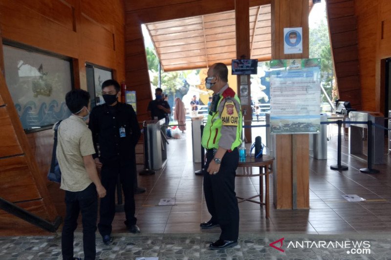 Rawan Penyebaran Covid 19 Polisi Di Sukabumi Perketat Pengawasan Penggunaan Masker Di Objek Wisata Antara News Lampung