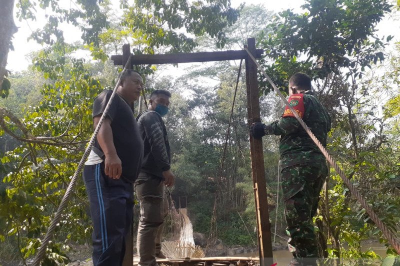 Jembatan gantung 70 meter di Sukabumi putus saat dilintasi, belasan warga luka