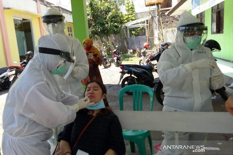 Pekerja hotel di kawasan Cipanas Garut jalani tes usap untuk deteksi COVID-19